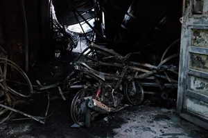 Video: Xưởng sản xuất đồ mỹ thuật ở quận 12 bốc cháy dữ dội