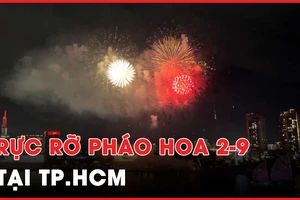 Pháo hoa rực rỡ chào mừng Quốc khánh 2-9 ở TP.HCM 
