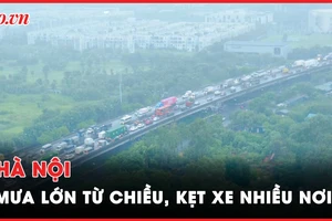 Hà Nội: Mưa lớn từ chiều, kẹt xe nhiều tuyến đường