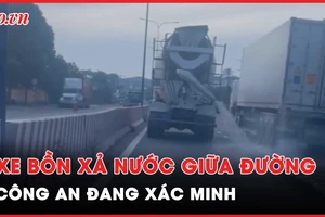 Xác minh chiếc xe bồn vừa chạy vừa xả nước tràn lan giữa đường