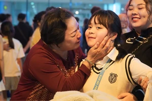 Đông đảo Việt kiều về quê đoàn viên tại sân bay Tân Sơn Nhất