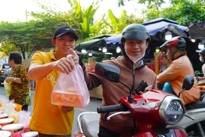 Chợ bánh người Hoa 50 năm tuổi nhộn nhịp trước ngày vía Thần Tài