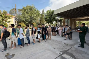 Video: Tạm giam 24 đối tượng trong số 177 người Việt Nam được trao trả từ Campuchia