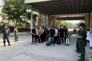 Bắt 24 người Việt trong đường dây lừa đảo qua điện thoại ở Campuchia 