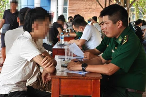 Campuchia bàn giao 39 người Việt cư trú bất hợp pháp cho Việt Nam