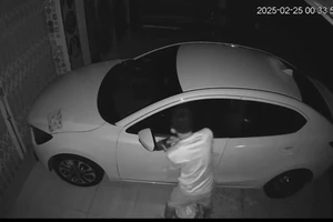 Bị trộm gương, chủ xe trên đường đi thay thế gương ô tô có bị xử phạt?