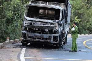 Xe tải chở bia bốc cháy dữ dội trên đèo Mimosa