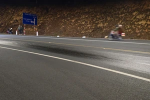 Hóa chất lạ nghi là dầu bị đổ trên đèo Prenn