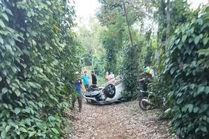 Điều tra vụ ô tô lật ngửa khi bị 3 người cầm dao rượt đuổi 