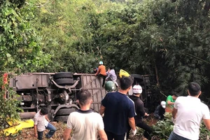 Xe khách 52 chỗ lao xuống vực đèo Bảo Lộc 