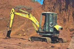 Điều tra vụ đào múc đất trái phép, đe dọa an toàn tuyến tránh Quốc lộ 20