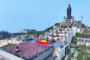 Hàng ngàn du khách dự lễ thượng cờ trên đỉnh Bà Đen dịp Giỗ Tổ