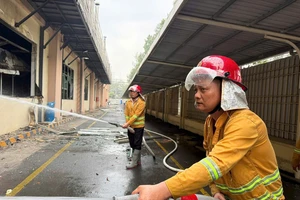 90 chiến sĩ dập đám cháy tại khu công nghiệp Trảng Bàng
