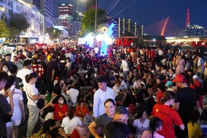 Dòng người tấp nập đổ về trung tâm TP.HCM 'xuyên đêm', đón chờ xem lễ diễu binh, diễu hành sáng 30-4