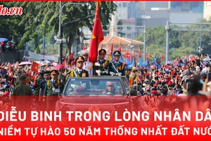 Cảm xúc dâng trào khi đoàn diễu binh đi trong vòng tay nhân dân 