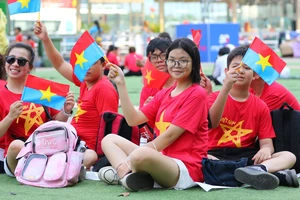 TP.HCM náo nức chờ pháo hoa tối 30-4: Người dân đến giữ chỗ từ sớm