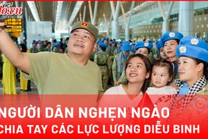 Người dân nghẹn ngào chia tay các lực lượng diễu binh tại sân bay Tân Sơn Nhất