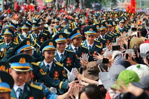 Chùm ảnh: Người dân vỡ òa trong niềm tự hào đón đoàn diễu binh kỷ niệm 30-4