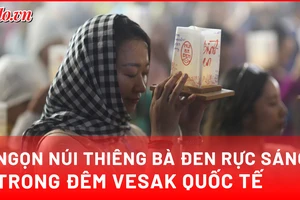 Video: Hàng ngàn người thắp nến đêm Vesak trên đỉnh núi Bà Đen
