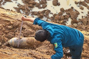 Đào hồ chứa nước, người dân phát hiện vật thể nghi là bom