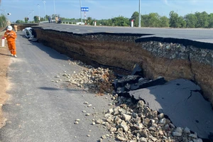Cận cảnh vết sập đường dẫn cầu Hòa Bình ở Tây Ninh