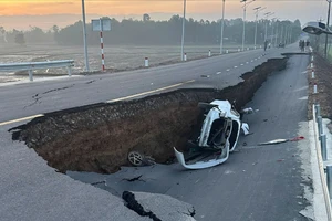 Tây Ninh: Sập đường dẫn cầu vừa khánh thành, ô tô rơi xuống hố sâu