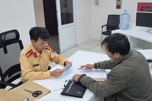 CSGT Lâm Đồng biểu dương tài xế 2 lần vượt đèn đỏ để cứu người bị nạn