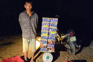 Bắt quả tang nam thanh niên vận chuyển 56kg pháo nổ ở Tây Ninh