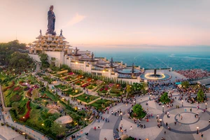 Núi Bà Đen cán mốc 4 triệu lượt khách đi cáp treo trong 7 tháng 