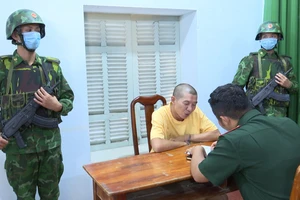 Tiếp nhận 11 công dân từ Campuchia, phát hiện 2 người bị truy nã