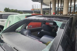 Hà Tĩnh: Ô tô vỡ kính, cây xanh ngổn ngang sau bão số 5