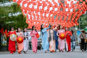 Núi Bà Đen rực rỡ sắc màu lễ hội, lập kỷ lục chợ Lá lớn nhất Việt Nam dịp 2-9