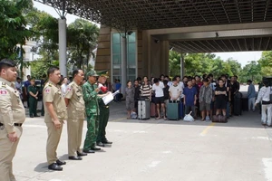 Tiếp nhận 79 công dân do Campuchia trao trả