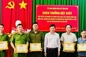 Khen thưởng những người giải cứu bé gái lớp 1 trong chòi rẫy ở Tây Ninh