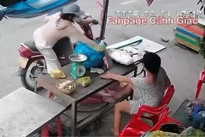 Giả vờ mua hàng, đôi nam nữ giật điện thoại của phụ nữ khuyết tật