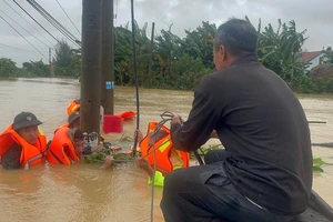 2 nhà báo thoát nạn trong vụ lật xuồng giữa tâm lũ Đà Nẵng