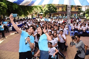 Isaac, Ái Phương “seo-phi” cùng hàng ngàn học sinh