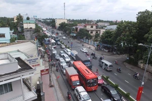 Cầu Rạch Miễu tê liệt, trạm thu phí không xả trạm