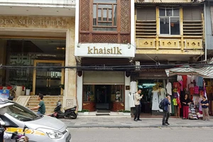 Kiểm tra cửa hàng bán khăn 'made in China' của Khaisilk