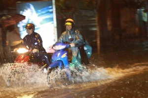 Mưa to cuối tuần, dân TP.HCM lội nước về nhà 