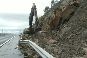 Sạt lở tại cao tốc tỉ USD vừa thông xe
