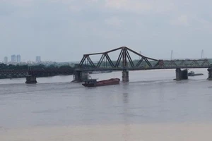 Vật thể lạ nghi bom cách trụ cầu Long Biên 5 m