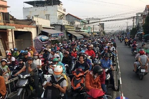 Các cửa ngõ Sài Gòn kẹt cứng sau nghỉ lễ