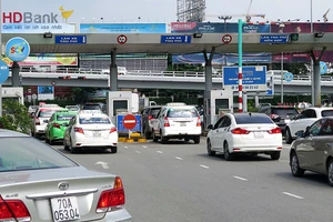 Cục Hàng không đề xuất dừng thu phí ô tô vào sân bay