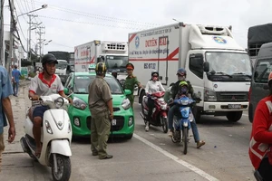 BOT Cần Thơ - Phụng Hiệp kẹt xe hơn 1 tiếng