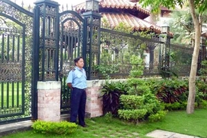 Đỏ mắt tìm người giữ nhà ngày Tết