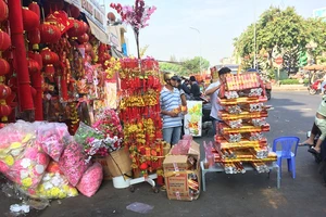 Tết: Vỉa hè, lòng đường đều thành… chợ