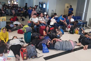 29 Tết, sân bay Tân Sơn Nhất vẫn đông nghẹt