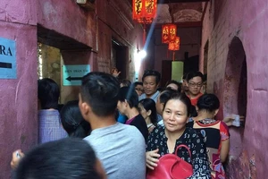 Biển người đổ về chùa trăm tuổi cầu may vía Thần Tài