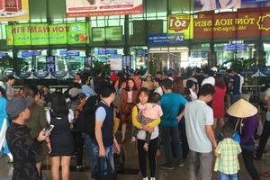 Đi máy bay phải móc thêm tiền